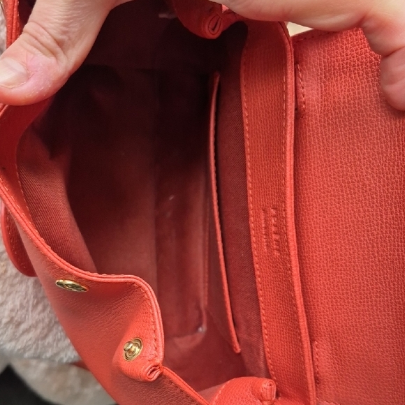 Elegant Red Leather Handbag - Picture 5 of 6